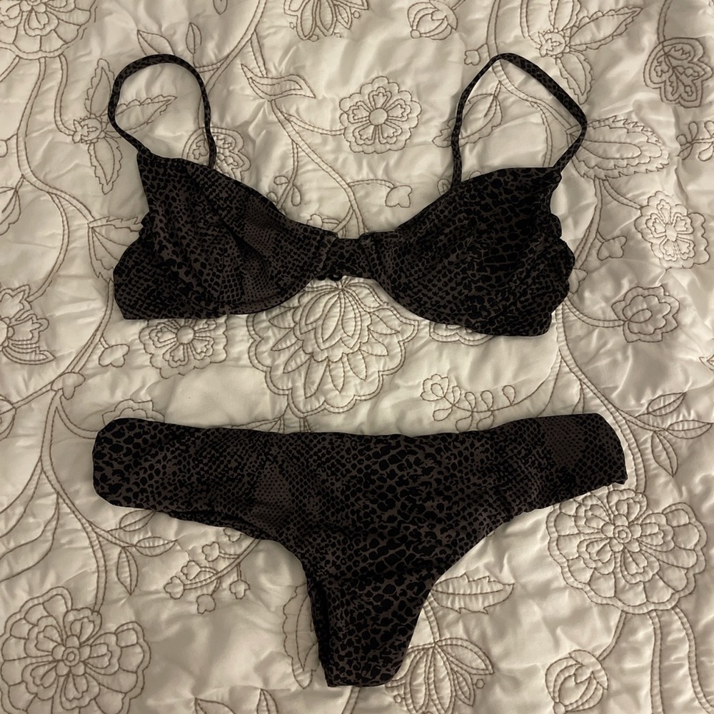 acacia set BNWOT in black snake!!🖤